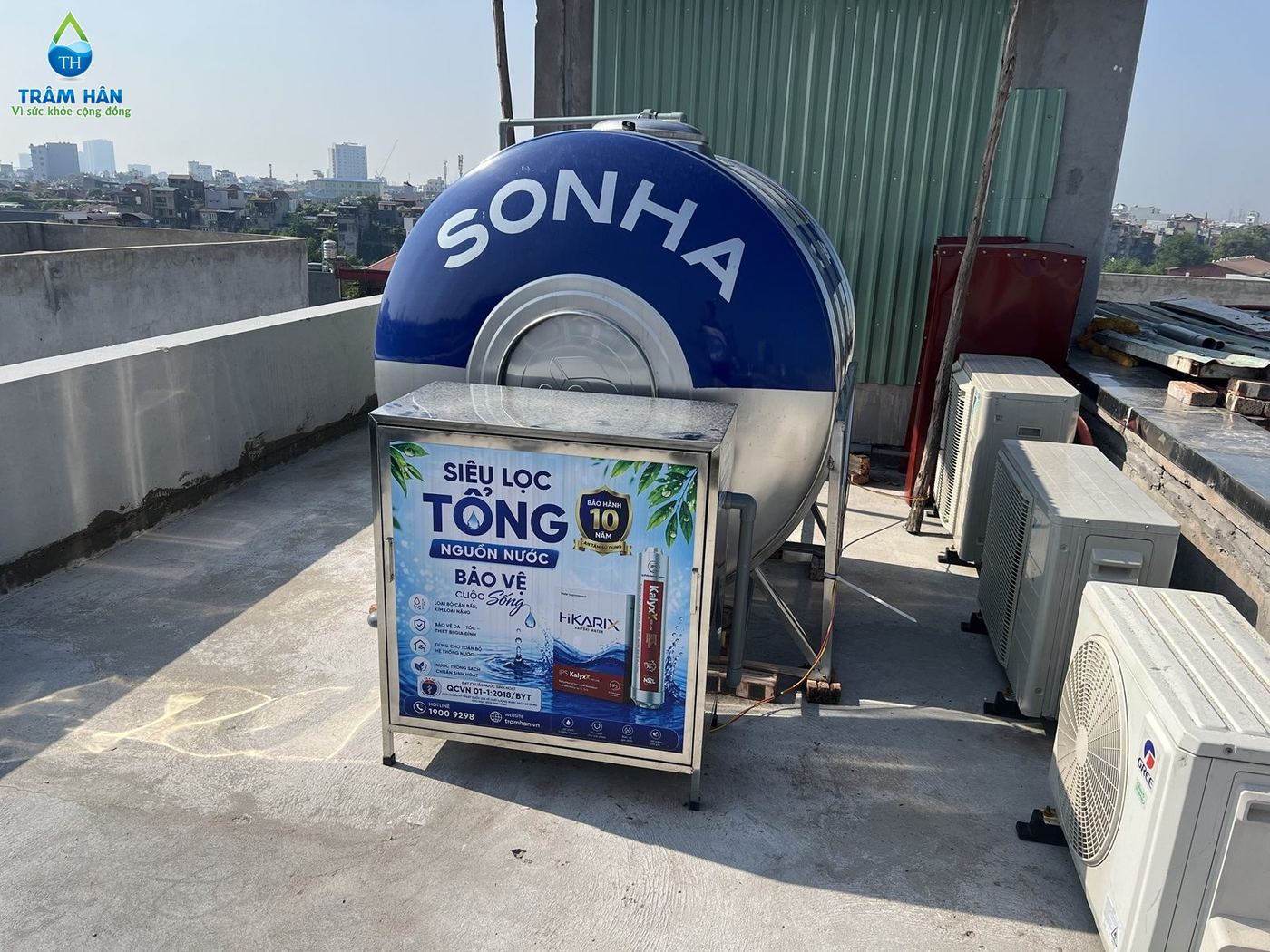 Tủ Siêu lọc tổng Hikarix – KalyxX cạnh bồn nước nhà phố
