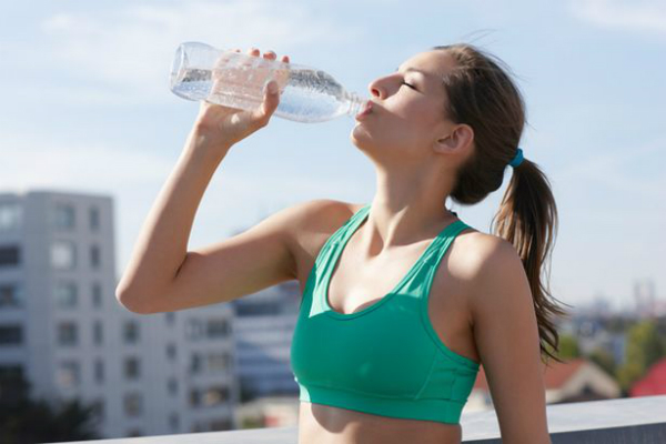 Người tập luyện thể thao cần cung cấp đủ nước cho cơ thể và nên sử dụng nước uống có mùi vị riêng nhằm kích thích vị giác. Ảnh: MR