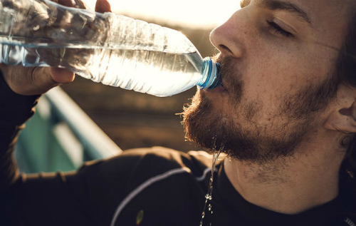 Dấu hiệu cảnh báo cơ thể mất nước dù không hề khát